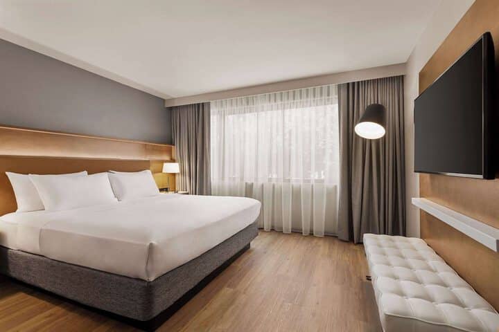 Room 12 of 32